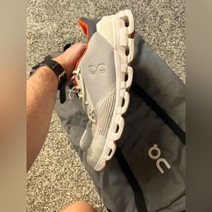 On Cloudflyer men’s shoes w/bag